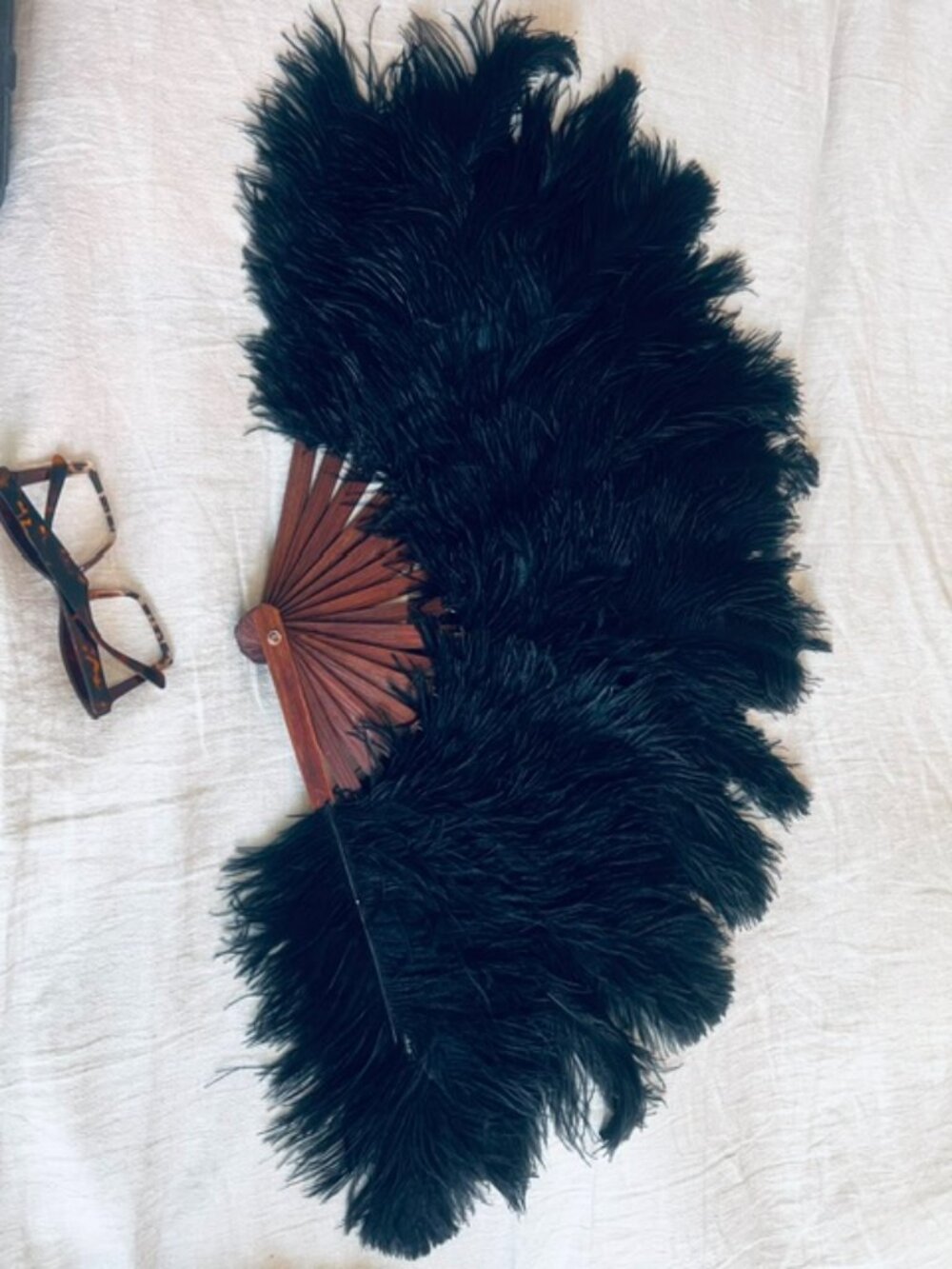 Extra Large Cabaret Plume Feather Folding Fan ~ 28x16" ~ Excellent Condition!